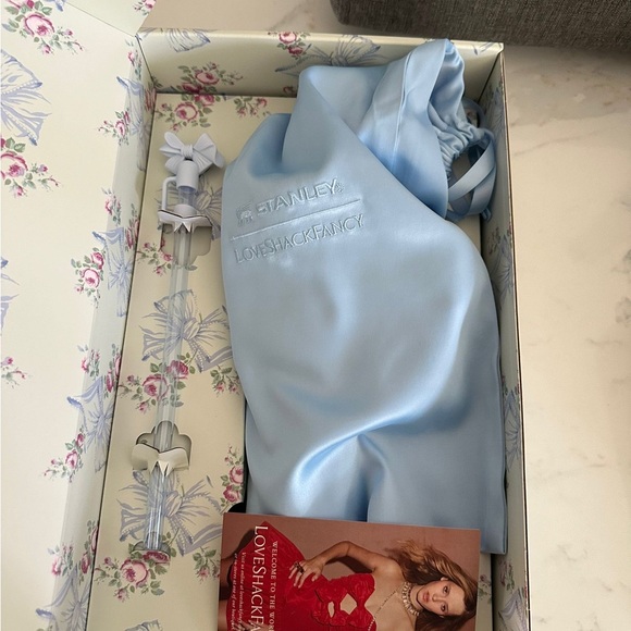 The Stanley X
LoveShackFancy
Holiday Quencher
20 OZ - Rosa
Beaux Blue - Picture 3 of 6